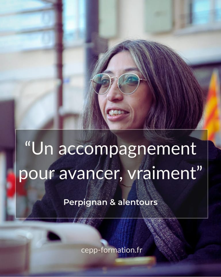 Portrait en entretien, à une table de café à Perpignan.
Texte sur l'image : « Un accompagnement pour avancer,
vraiment » — Perpignan & alentours.